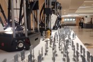 Participants concentrés sur une création en équipe lors du Fab Lab MadCityZen. | © MadCityZen